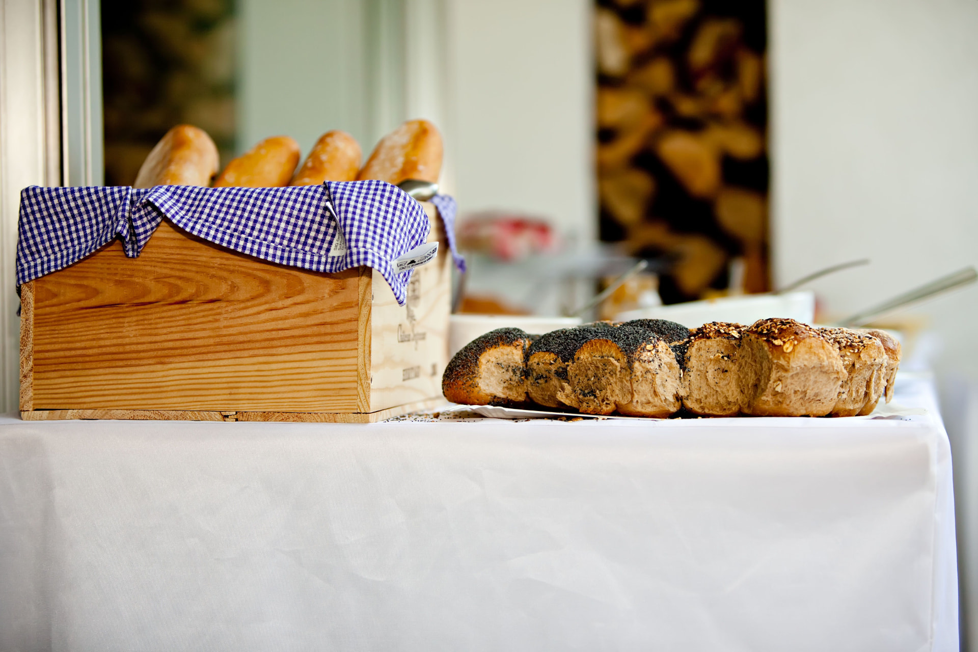 Frisches Brot und Brötchen aus traditionellem Bäckerhandwerk